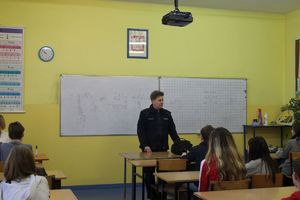 policjantka w klasie z uczniami