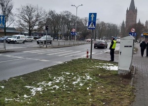 policjant kontroluje przejścia dla pieszych