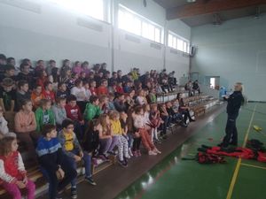 widok na uczniów i policjantkę