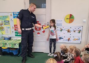 policjant rozmawia z dziećmi