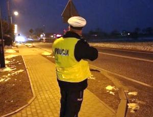 policjant na drodze z miernikiem prędkości