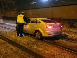 policjant przy pojeździe