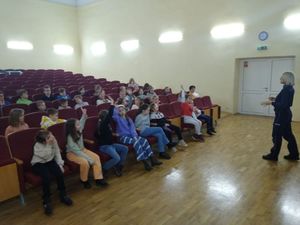 policjantka rozmawia z uczestnikami ferii