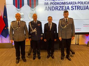 odznaczeni policjanci pozują do zdjęcia