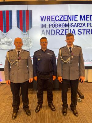 policjanci i rzecznik policji kgp