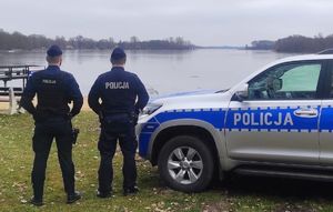 policjanci kontrolują teren wód