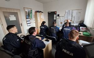 policjanci na odprawie służbowej