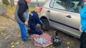 policjant wymienia koło w pojeździe