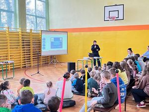 o internecie z uczniami rozmawiała policjantka