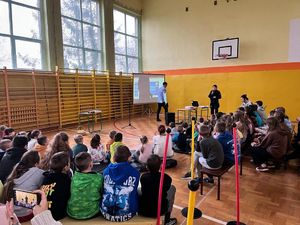 spotkanie edukacyjne policjantki z ucznaimi