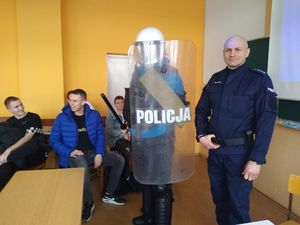 uczeń ubrany w elementy umundurowania