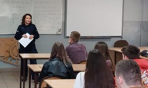 policjantka rekrutuje do służby
