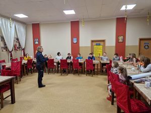 policjantka omawia zagrożenia