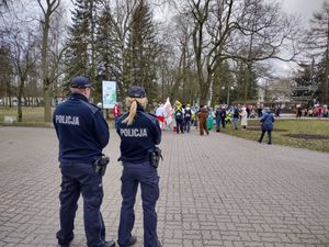 policjanci pełnią służbę na terenie miasta