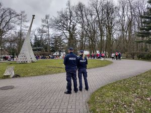 policjanci zabezpieczali dzień wagarowicza