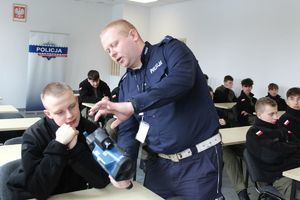 policjant pokazuje uczniowi miernik prędkości