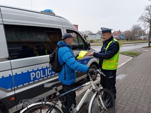 policjant kontroluje rowerzystę