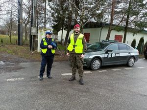policjantka i żandarm wojskowy stoją na drodze