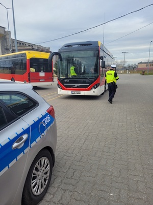 policjant podchodzi do autobusu