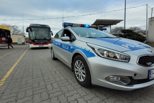 ujecie na radiowóz. Za nim stoi autobus