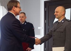 Burmistrz składa gratulację nowemu Komendantowi Kruszwicy