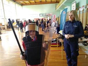 dziecko założyło strój policyjny do zabezpieczania imprez