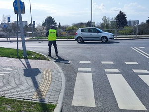 widok na drogę i policjanta