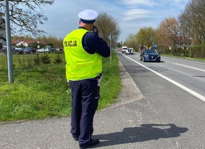 policjant podczas pracy miernikiem