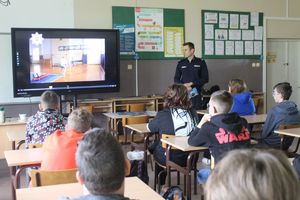 policjant omawia kwestie przyjęcia do służby