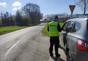 policjant kontroluje kierowcę