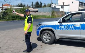 policjant zatrzymuje pojazd