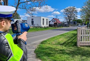 widok na policjanta z miernikiem