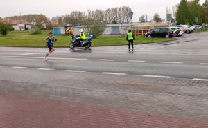 widok na biegacza i patrol