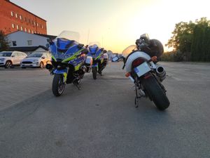 Dwa motocykle policyjne oraz motocykl zatrzymany do kontroli.