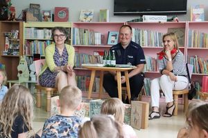 dzielnicowy na spotkaniu w bibliotece