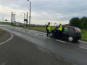 policjanci edukują kierowcę