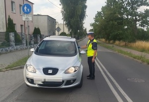 policjant kontroluje kierowcę