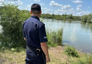 policjant patrzy na wodę