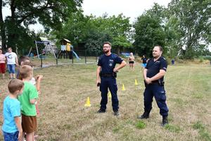 policjanci wśród dzieci