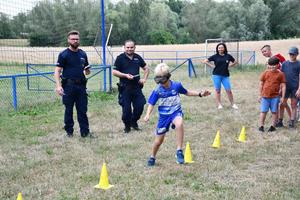 dzieci pokonują tor przeszkód