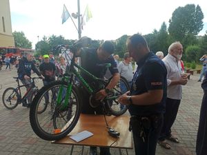 policjanci znakują rowery