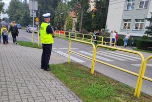 policjant w rejonie szkoły