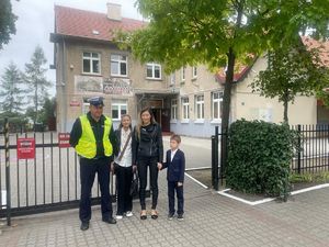 policjant w towarzystwie uczniów