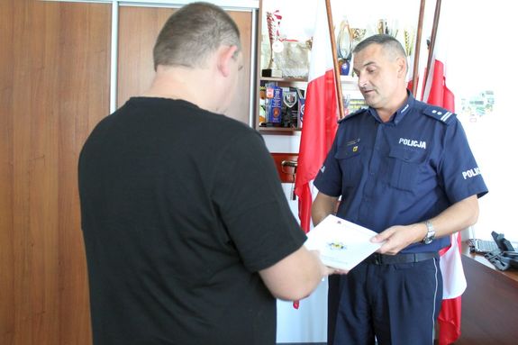 mężczyzna odbiera list gratulacyjny