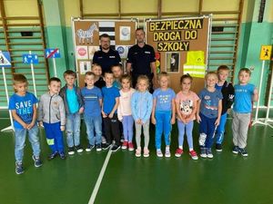 grupowe zdjęcie z dziećmi