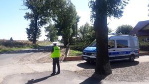 policjant mierzy prędkość