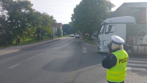 policjantka mierzy prędkość pojazdów