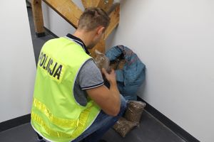 policjant liczy worki z tytoniem