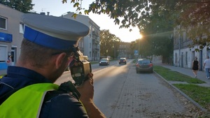 policjant mierzy prędkość