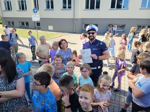 policjant dostał dyplom od dzieci